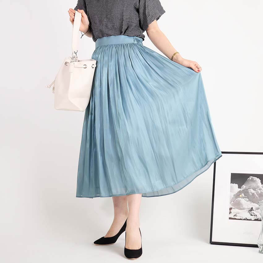 サテンプリーツスカート